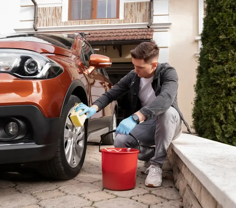 Lavage auto à domicile Javron-les-Chapelles : professionnel intervenant sur un véhicule